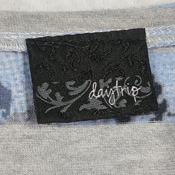 Buckle DAYTRIP Vtg Y2K Top Fairycore Whimsical Goth Tee Size L Gray Blue V-Neck - Picture 6 of 6